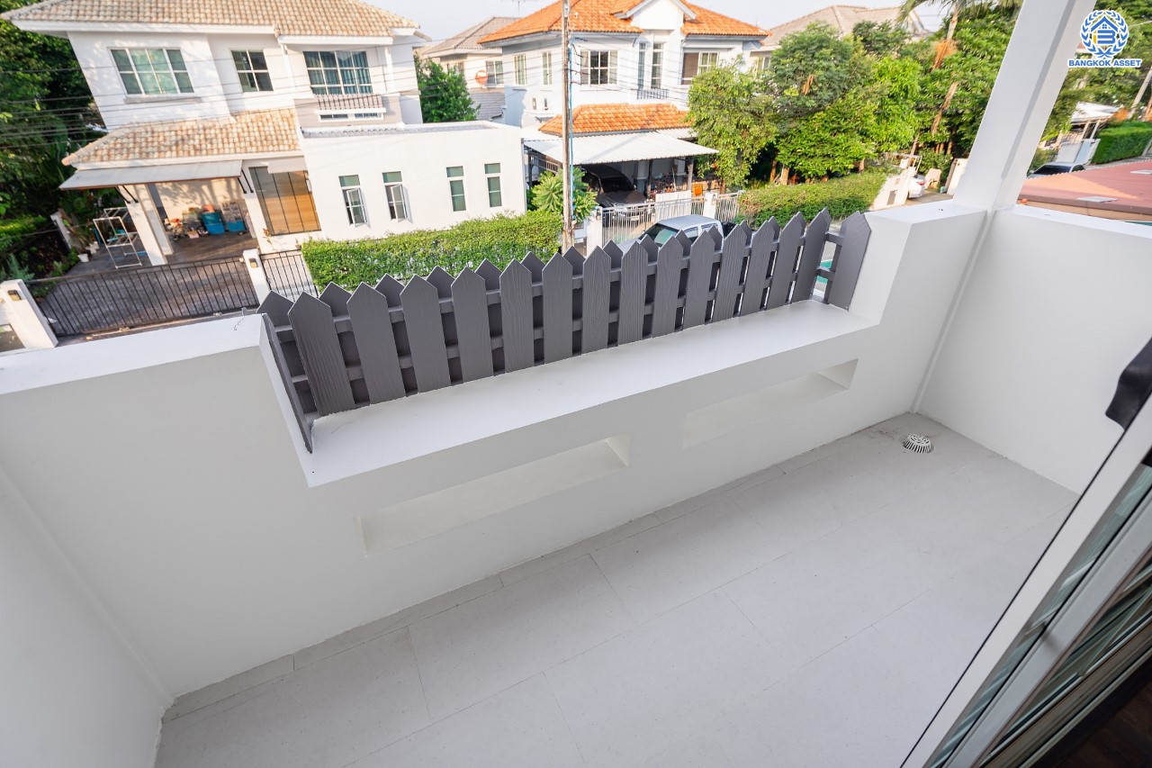 บ้านมือสองตกแต่งใหม่ คุณภาพ LH โครงการ มัณฑนา ปิ่นเกล้า-พระราม5 บรรยากาศเงียบสงบ มีความเป็นส่วนตัว เนื้อที่ 58 ตร.ว. ฟังก์ชัน 3 ห้องนอน 2 ห้องน้ำ 2 ที่จอดรถ facility ครบครัน! บนทำเลเดินทางสะดวก หน้าโครงการติดถนนนครอินทร์ ใกล้วงเวียนพระราม5 และจุดขึ้นทางด่วน "ศรีรัช"